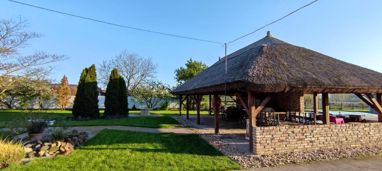 Village Garden Family Guest House Tiszakanyár Exterior foto