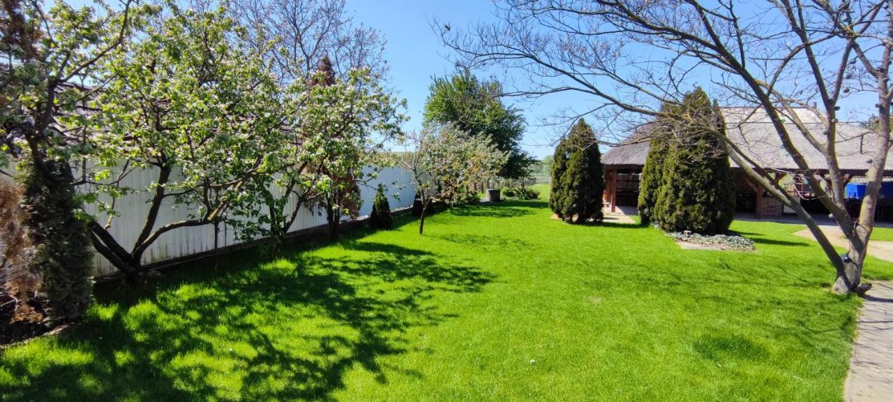 Village Garden Family Guest House Tiszakanyár Exterior foto