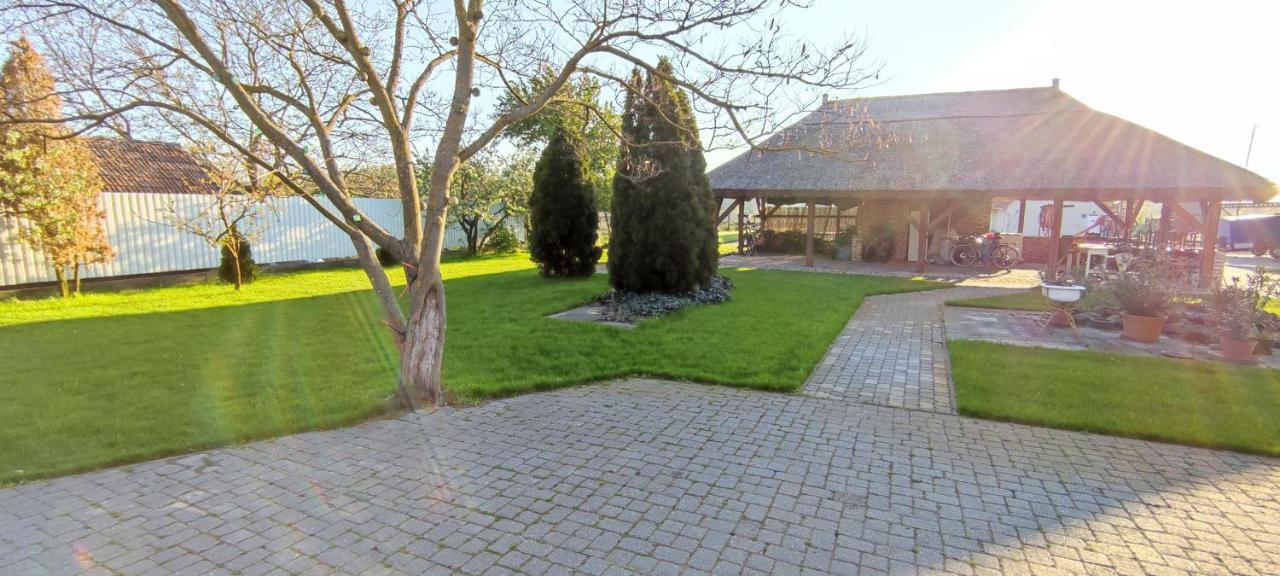 Village Garden Family Guest House Tiszakanyár Exterior foto