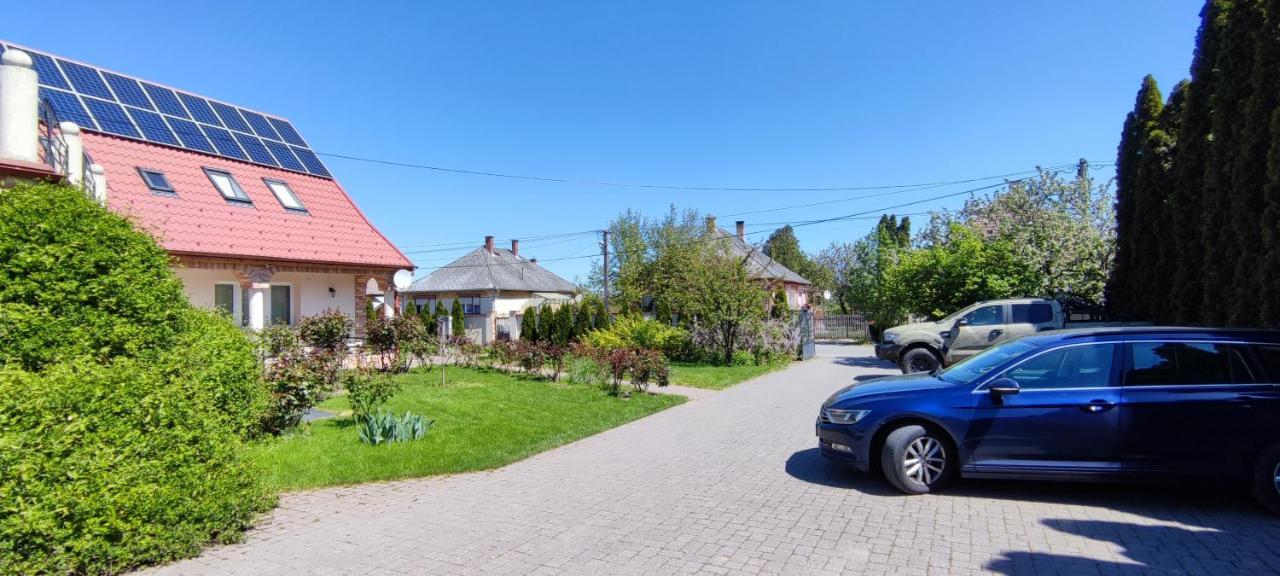 Village Garden Family Guest House Tiszakanyár Exterior foto
