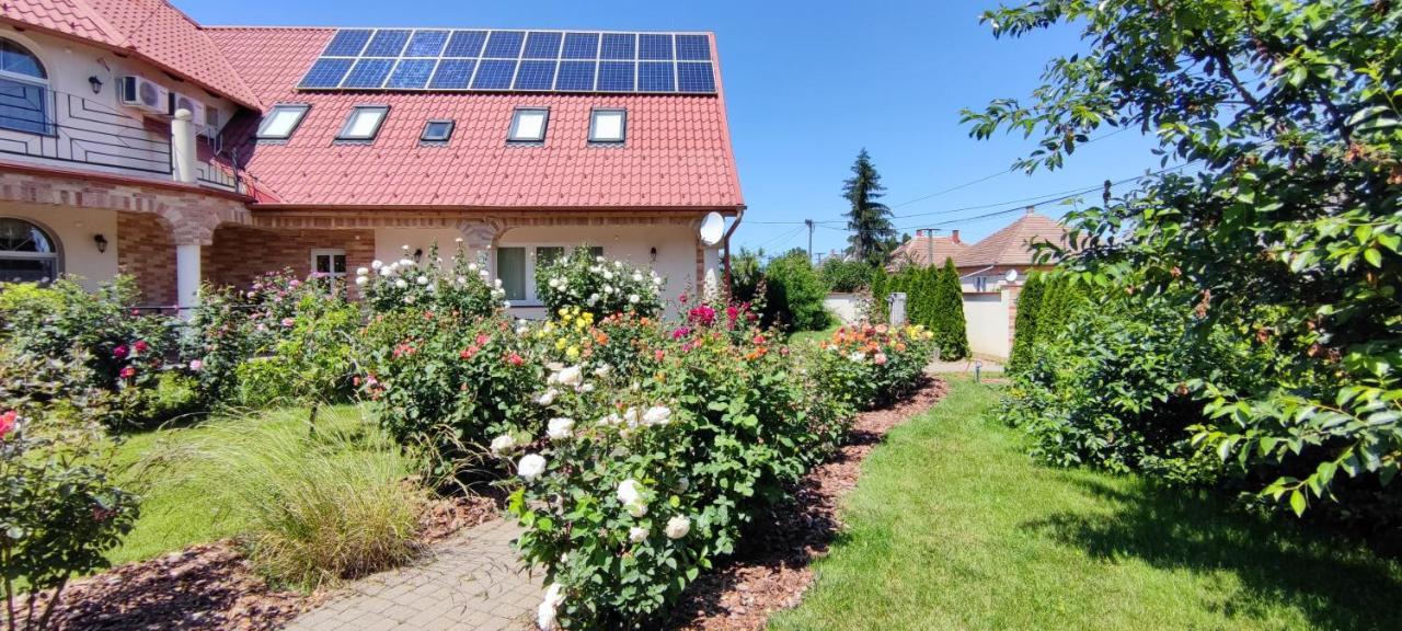 Village Garden Family Guest House Tiszakanyár Exterior foto